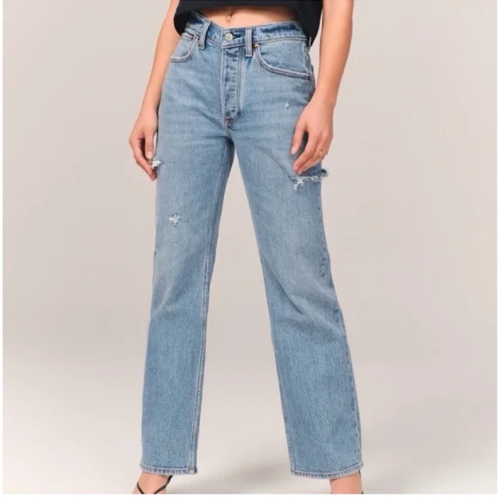 NWT Abercrombie & Fitch Curve Love Low Rise 90s
Baggy Jean in Medium Destroy
